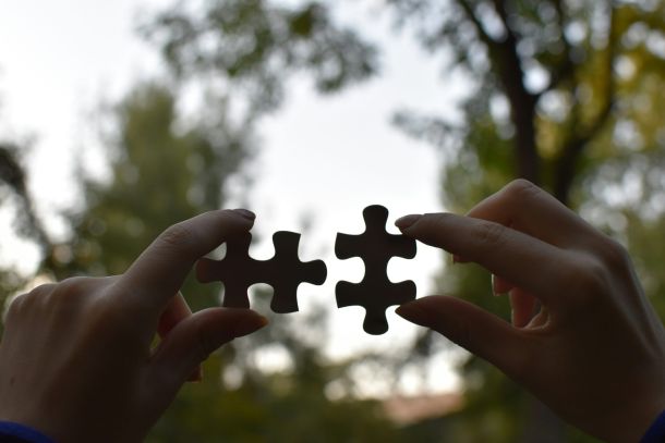 Tessere puzzle che si incastrano