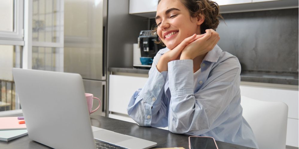 Donna felice al pc